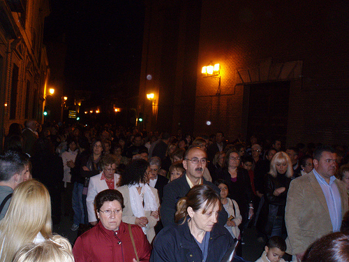 Mucha gente seguía la procesión por la calle Colegios
